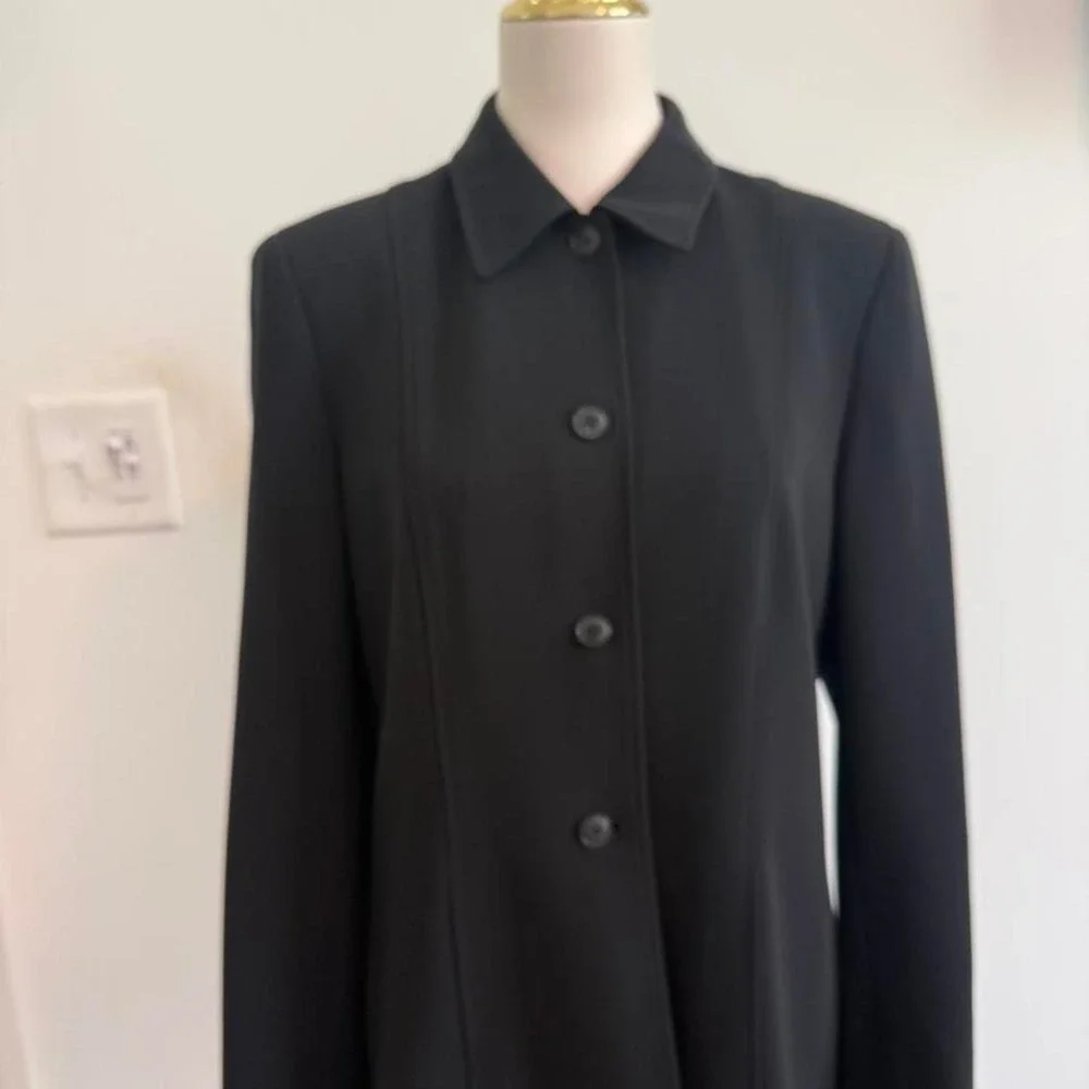 Jones New York black coat‎ with button front and collar. Size: 10